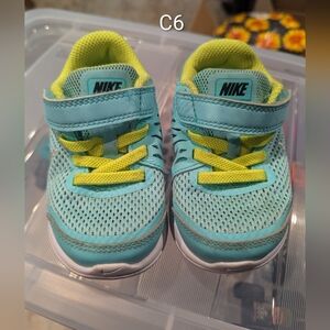 Nike Kids' Aqua and Yellow Sneakers C6